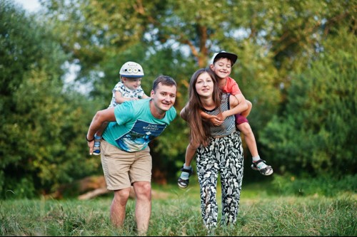 6 Parenting Lessons for Family Wellness & Wellbeing This Summer  image